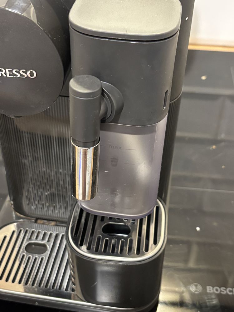 DeLonghi Nespresso Lattissima One  ekspres do kawy ciśnieniowy