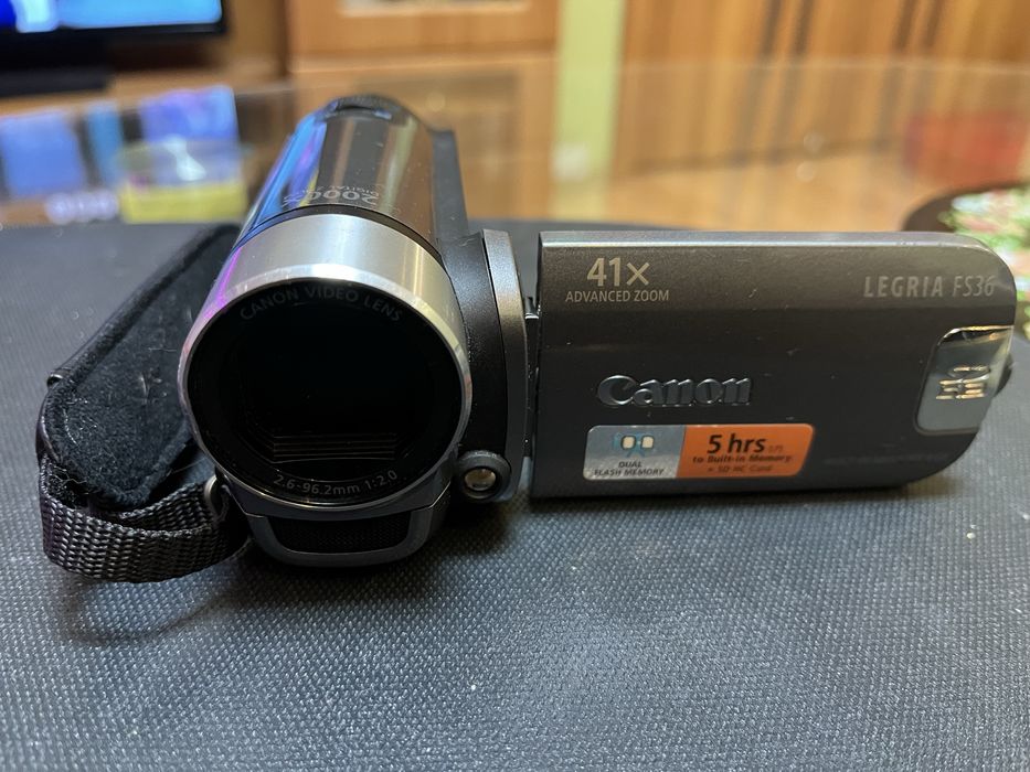 Продам відеокамеру Canon LEGRIA FS36e