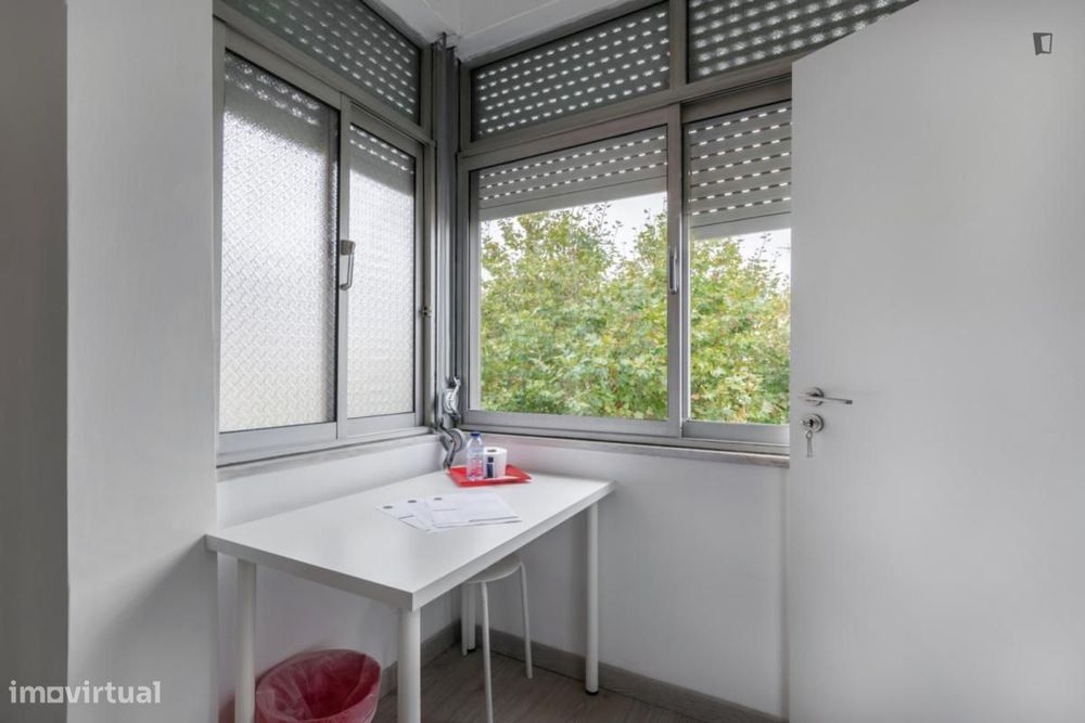 Quarto - localizado em Amadora Lisbon