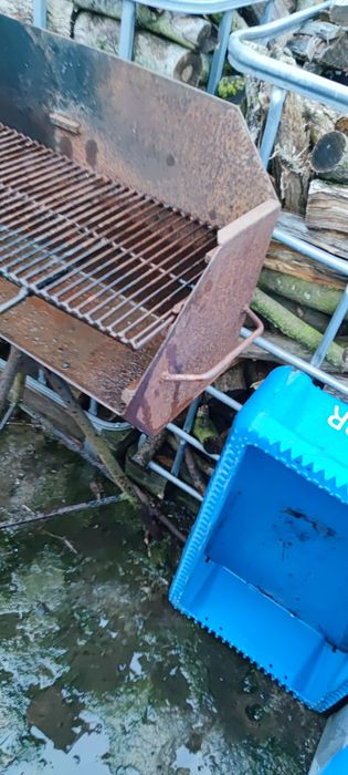 Grill ogrodowy duży na stojaku z grubej blachy z rególowanym rusztem