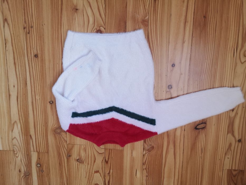 Wrzorzysty biały sweterek rozm 140 Okaidi