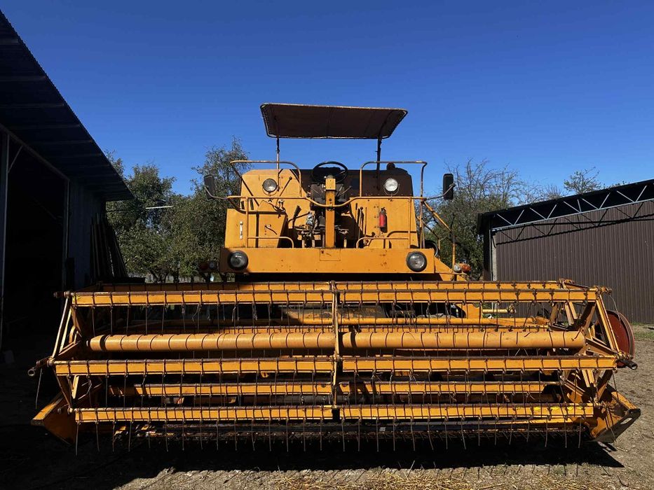 Kombajn zbozowy bizon super z 056