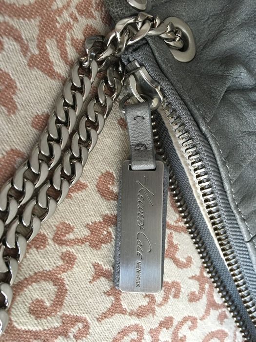 Szara torebka Kenneth Cole skórzana na łańcuszku
