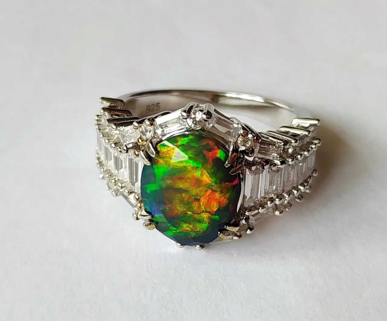 Серебряное кольцо с эфиопским черным опалом 2.24ct и белыми топазами
