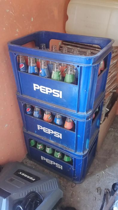 Skrzynki z butelkami pepsi,mirinda,7up