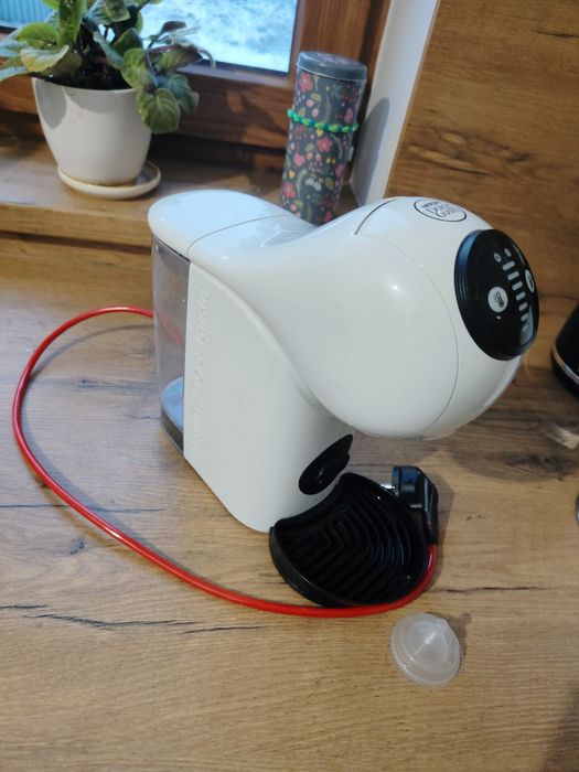 Ekspres Nescafe Dolce Gusto + stojak i kapsulki