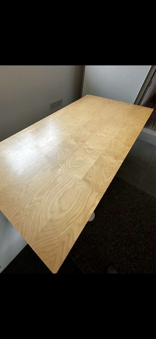 Mesa em madeira em bom estado. 180x90x76cm