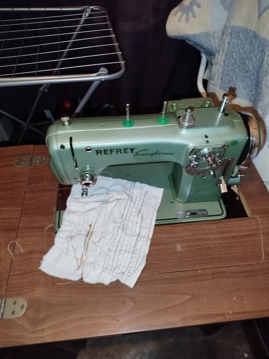 Máquina de costura refrey