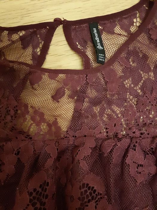 Koronkowa bordowa bluzka Stradivardius rozmiar S do brzucha modny wzór