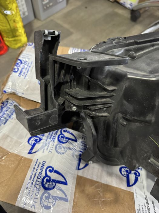 Mazda CX-30 передня права фара