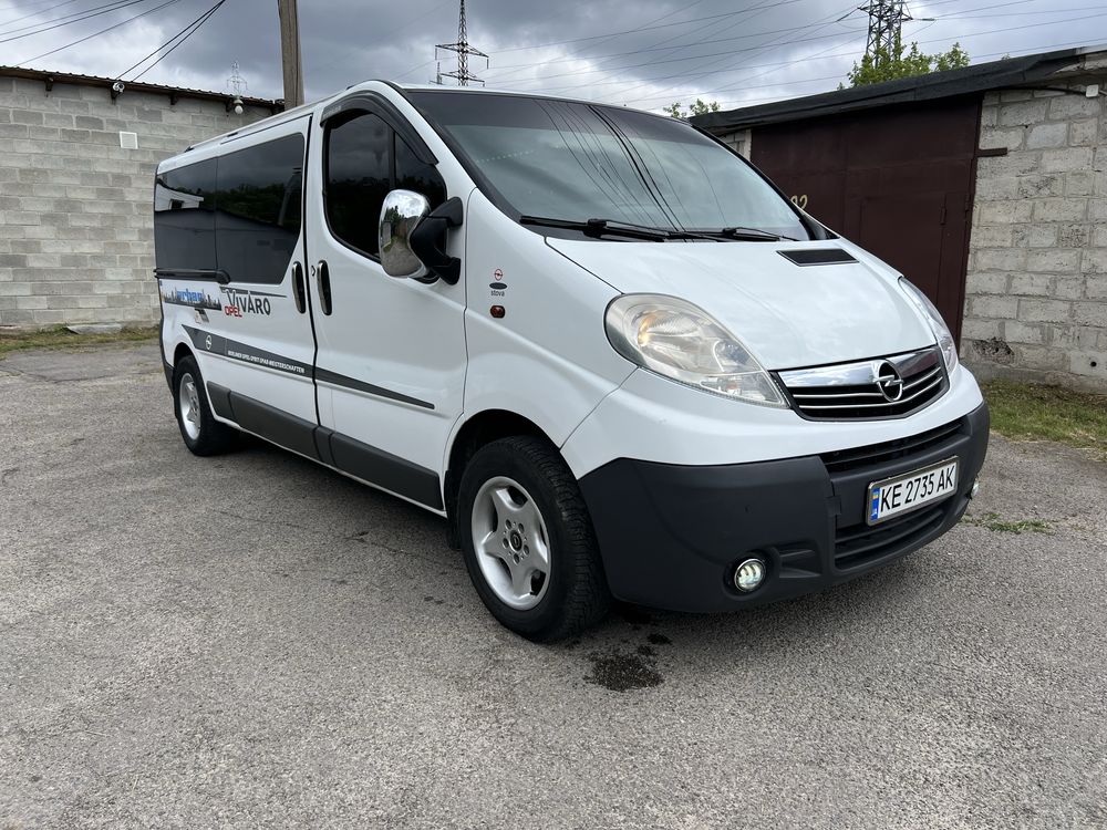 Opel Vivaro Long пассажир 9 мест , 2.0 мотор , 6 ступка ,