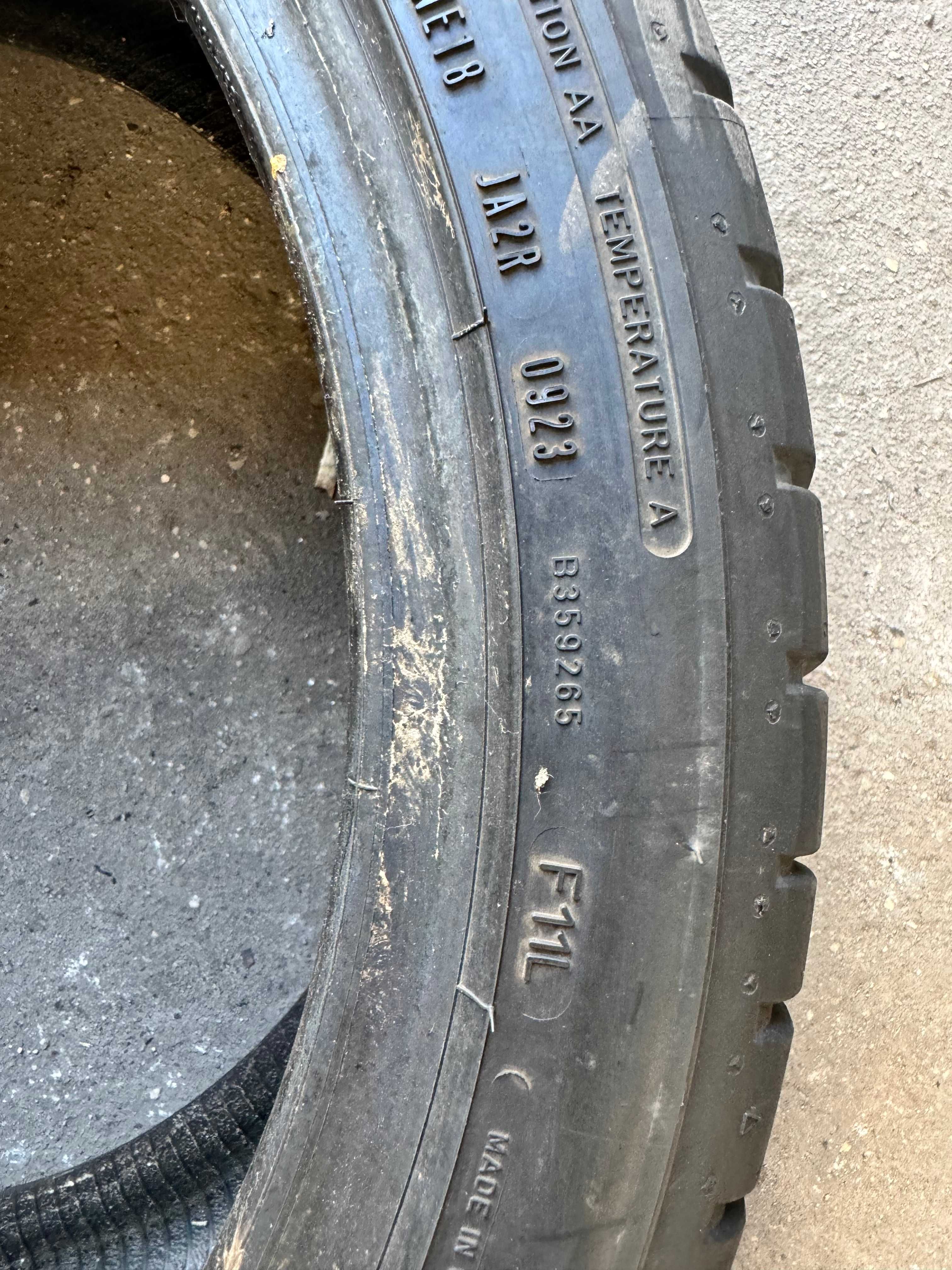 Opona Dunlop 235 40 R19