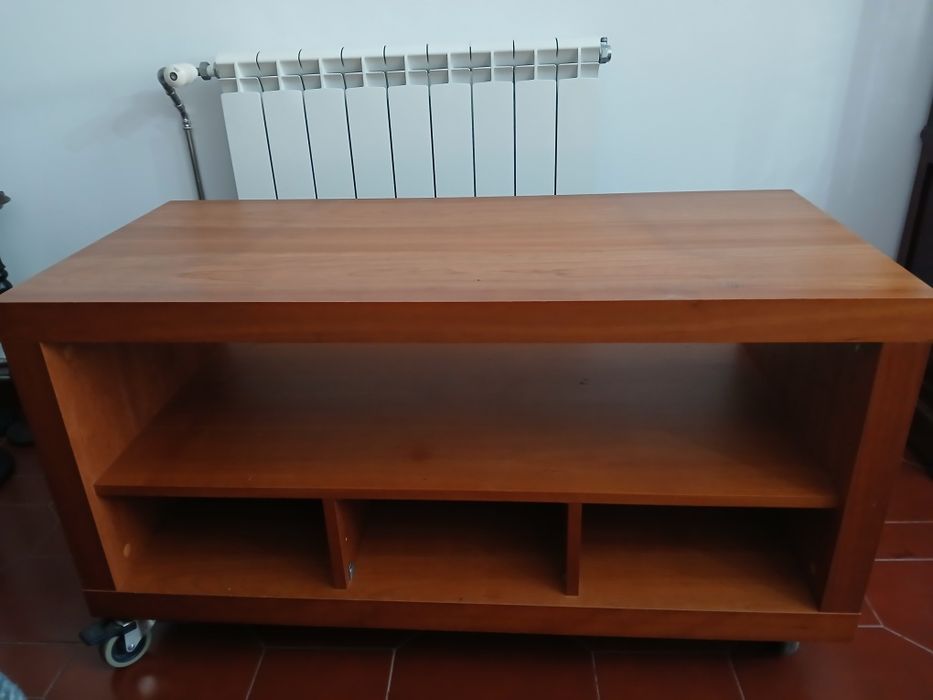Mesa TV com rodas