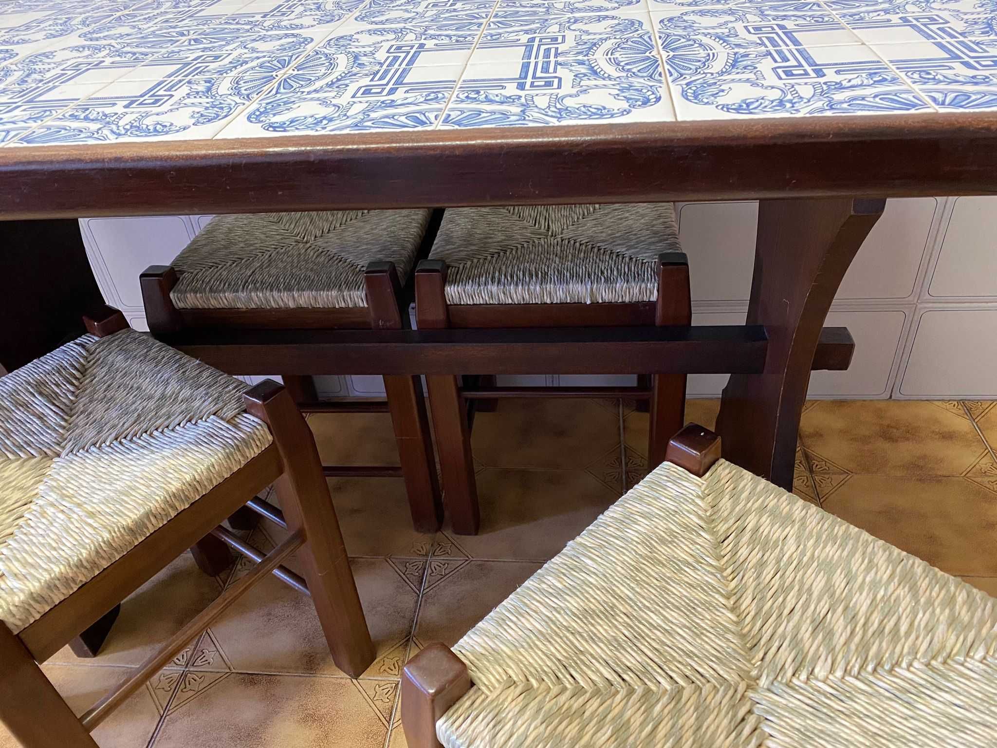 Mesa de Cozinha com tampo em azulejo