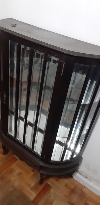 Cristaleira mogno e mesa de apoio