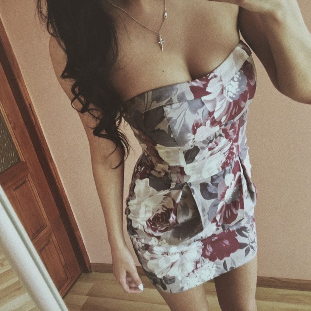 mini sukienka wieczorowa kwiatki flowers kwiaty obcisła bez ramiączek
