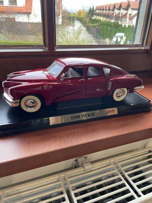 1948 Tucker Torpedo – Road Signature 1:18 Diecast Model (Red)