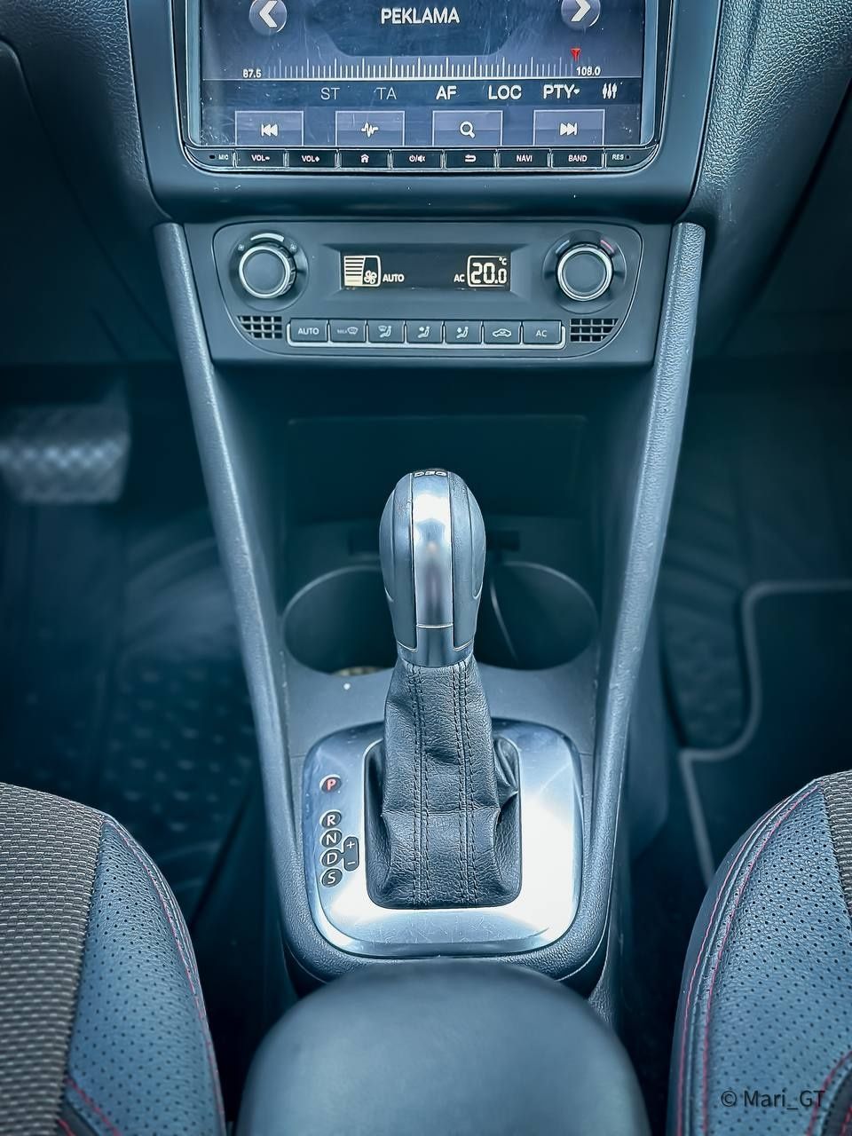 Volkswagen Polo 1.4 AT хетчбек Official