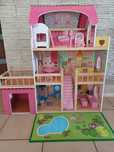 Drewniany domek dla lalek