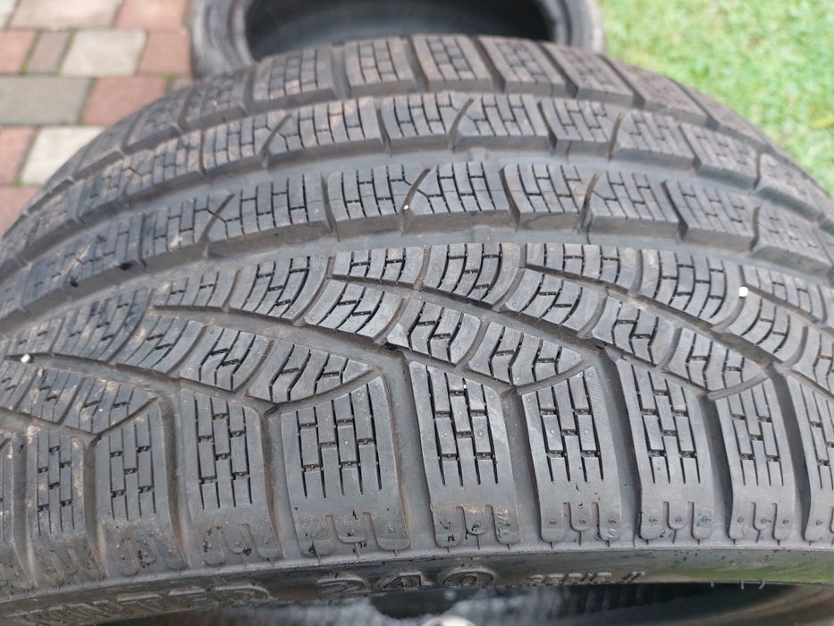 Pirelli 235.40.R18  зима 24р. 7мм