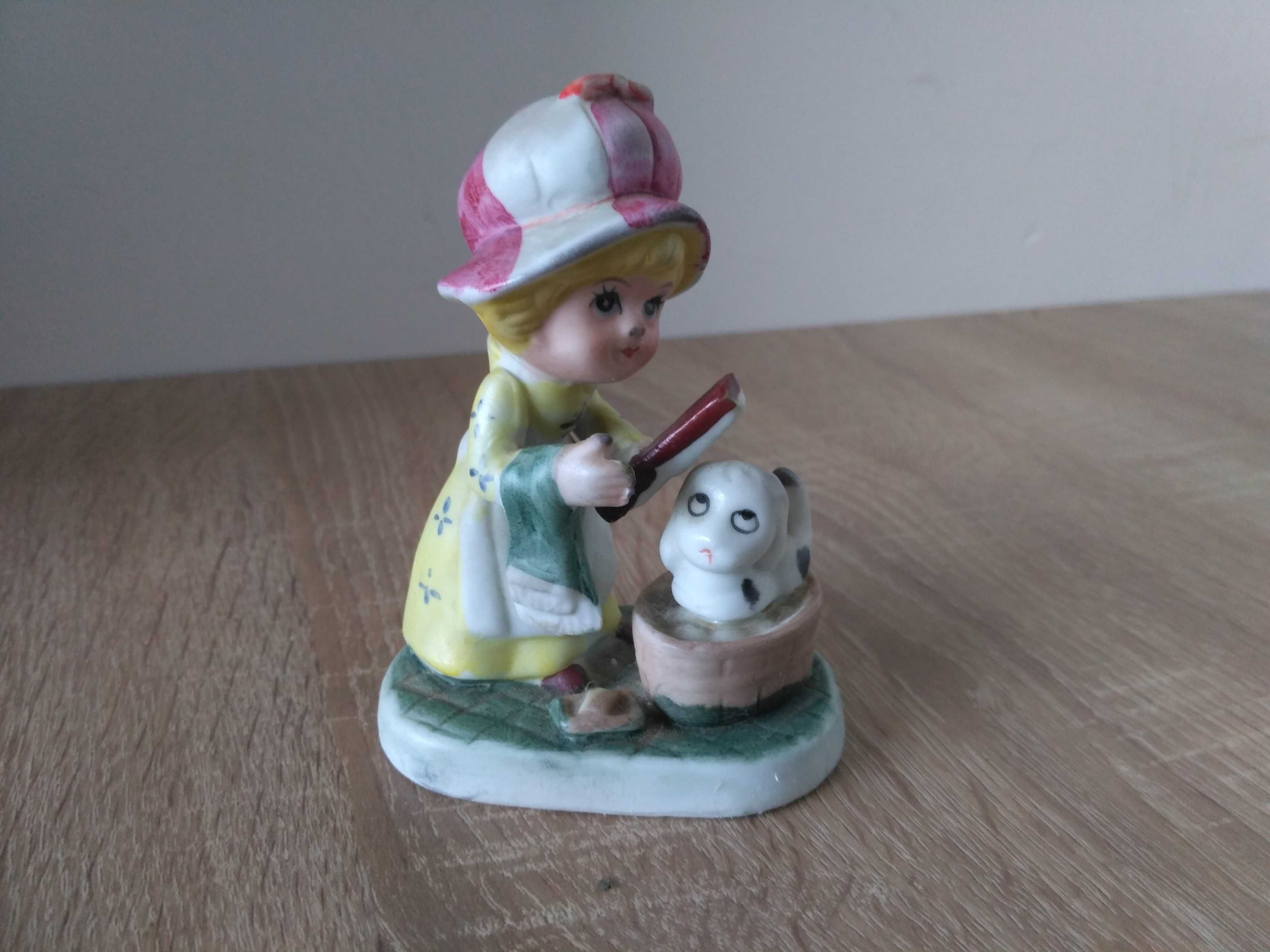 Dziewczyna z Dużymi Kapeluszami i psem figurka ceramiczna