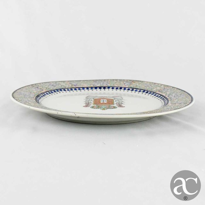 Prato em porcelana da China com brasão do Reino de Portugal