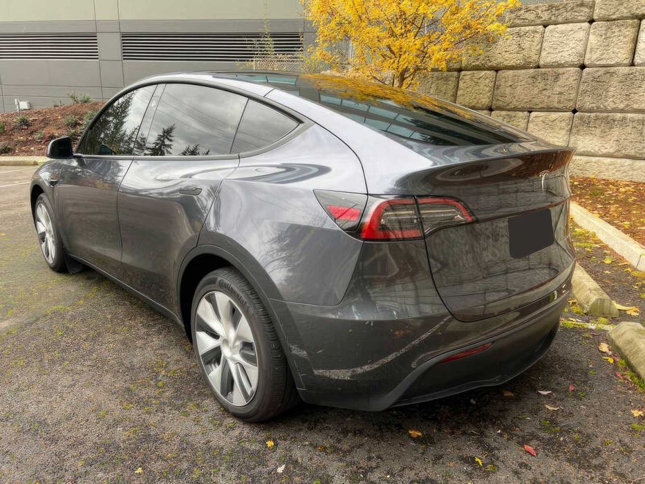 Tesla Model Y      2023