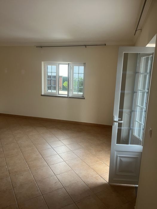 Arrenda-se moradia T4