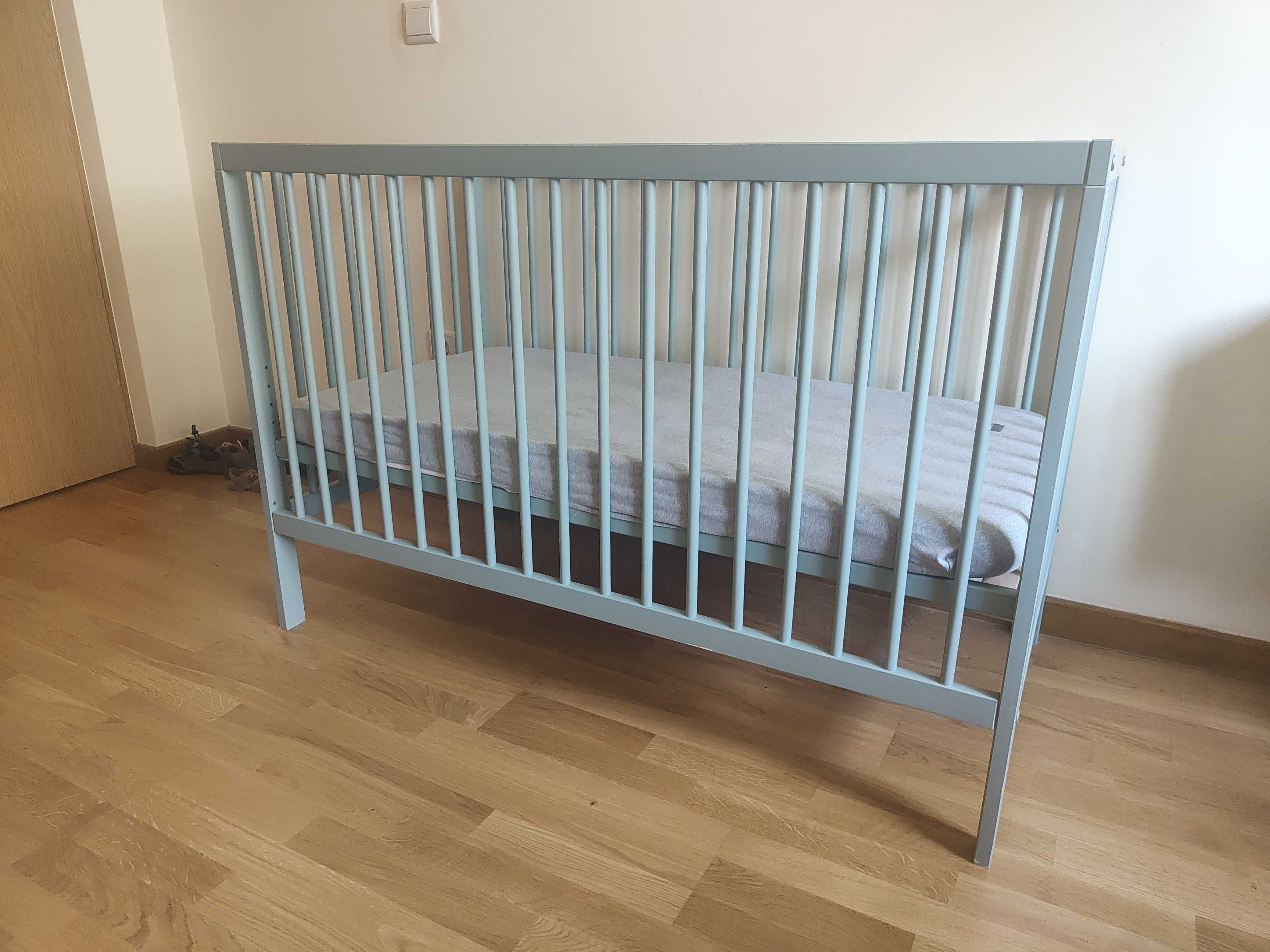 Cama de grades mokee com colchão e gaveta