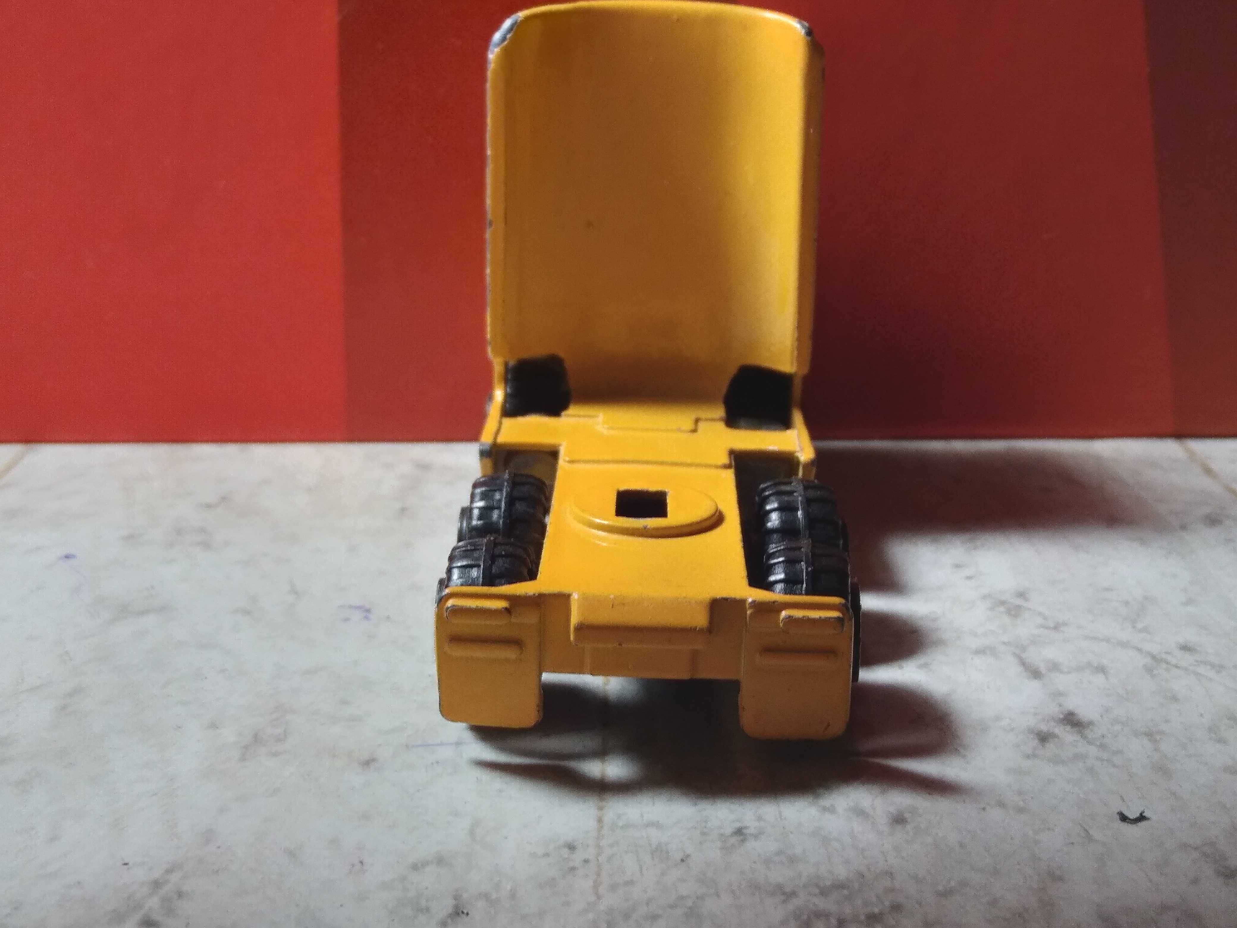 Вантажівка жовта іграшкова
