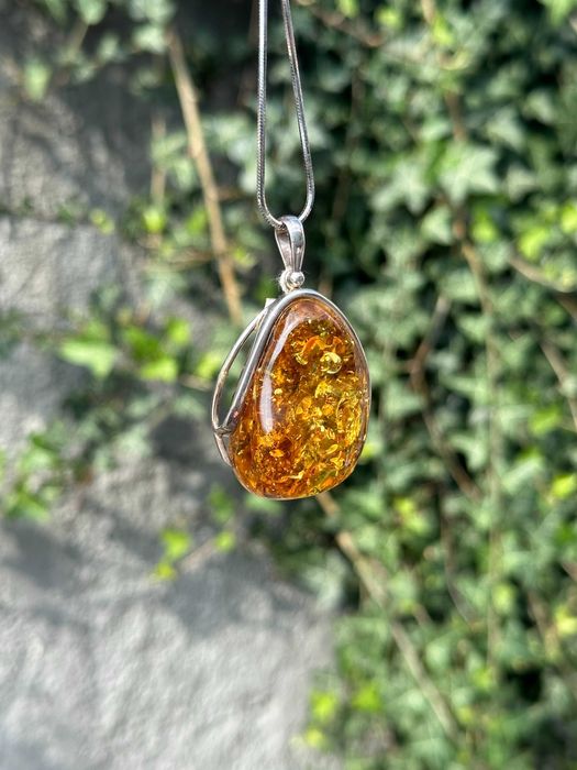 Duży wisior zawieszka z bursztynu w kolorze miodowym