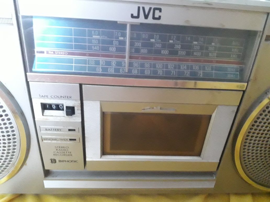 Radiomagnetofon JVC działający