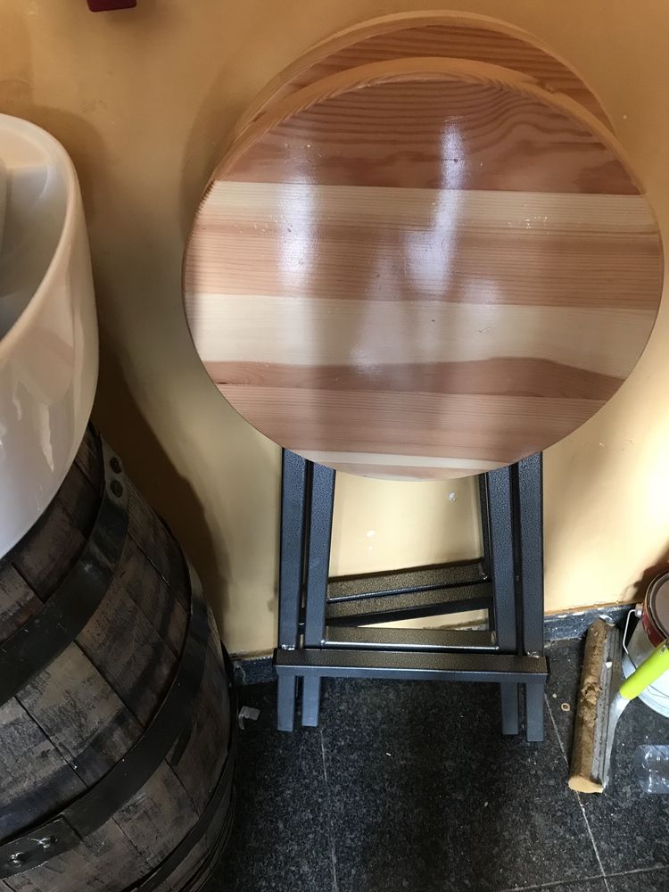 Espositor de vinhos e fruta