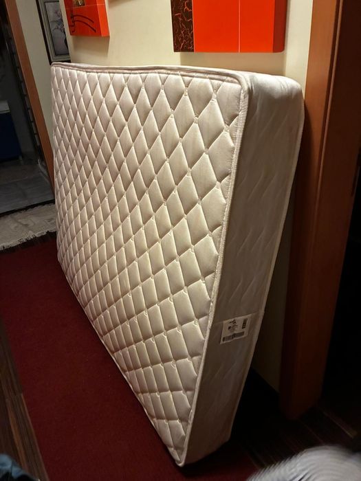 Colchão branco usado em ótimo estado(1.33x1.83)