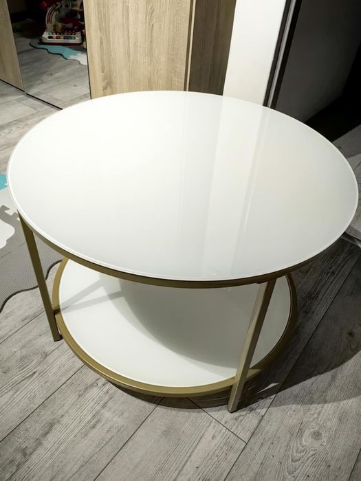 Stolik kawowy mlecznym szkłem