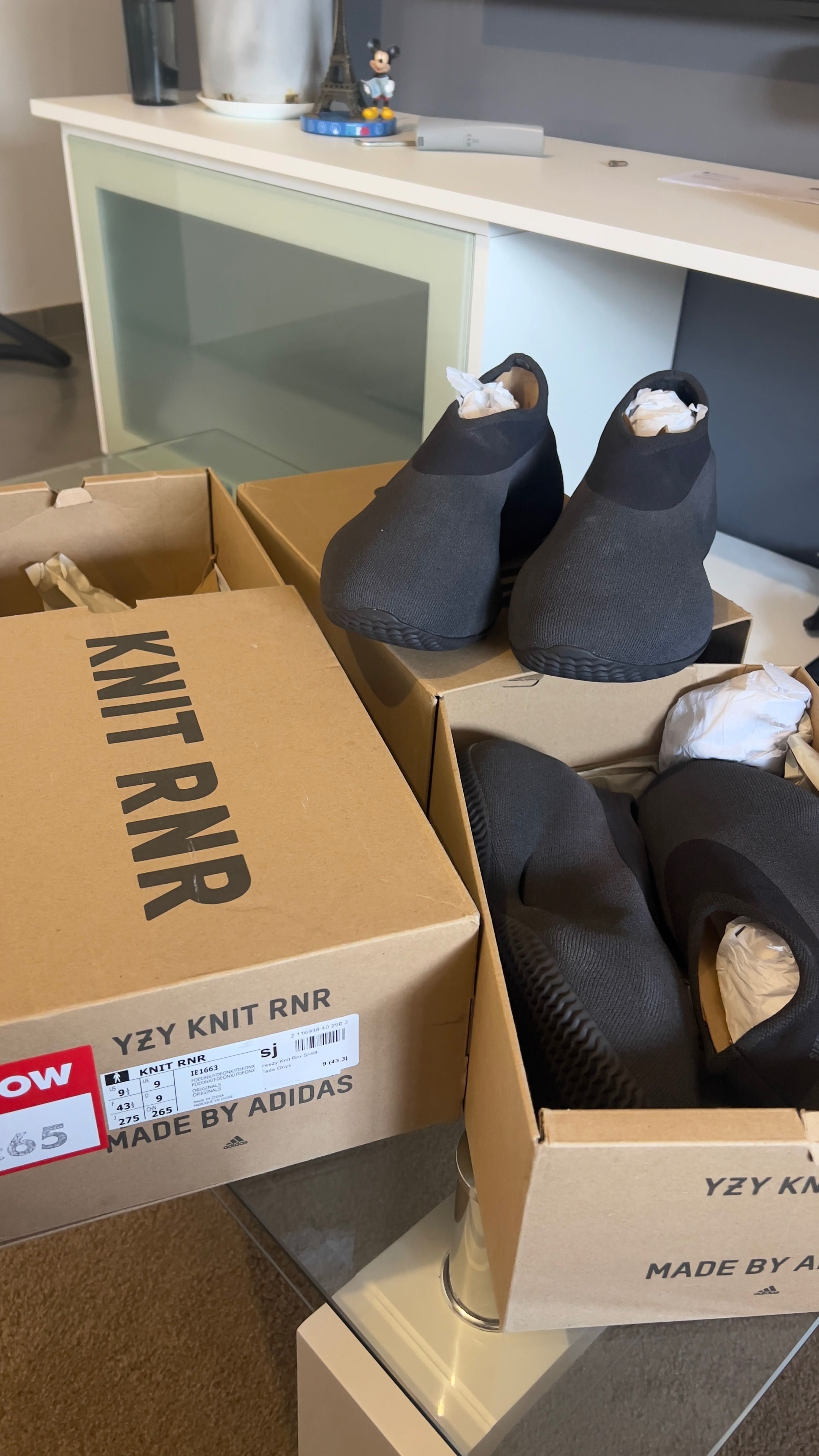 2 pares ADIDAS Yeezy 9.5
Knit Runner Sneakers