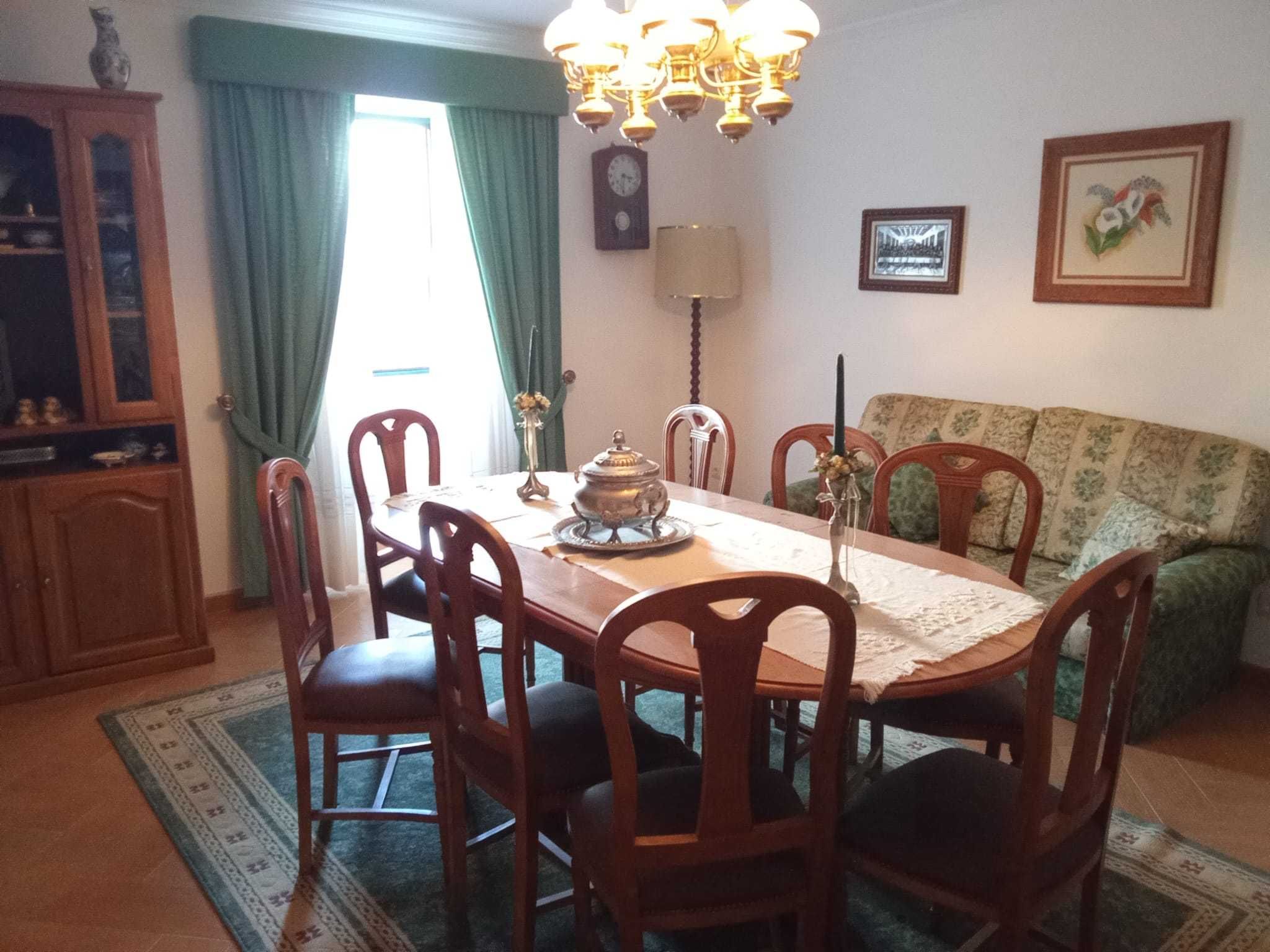 Casa T5, localizada em Pedrogão de São Pedro