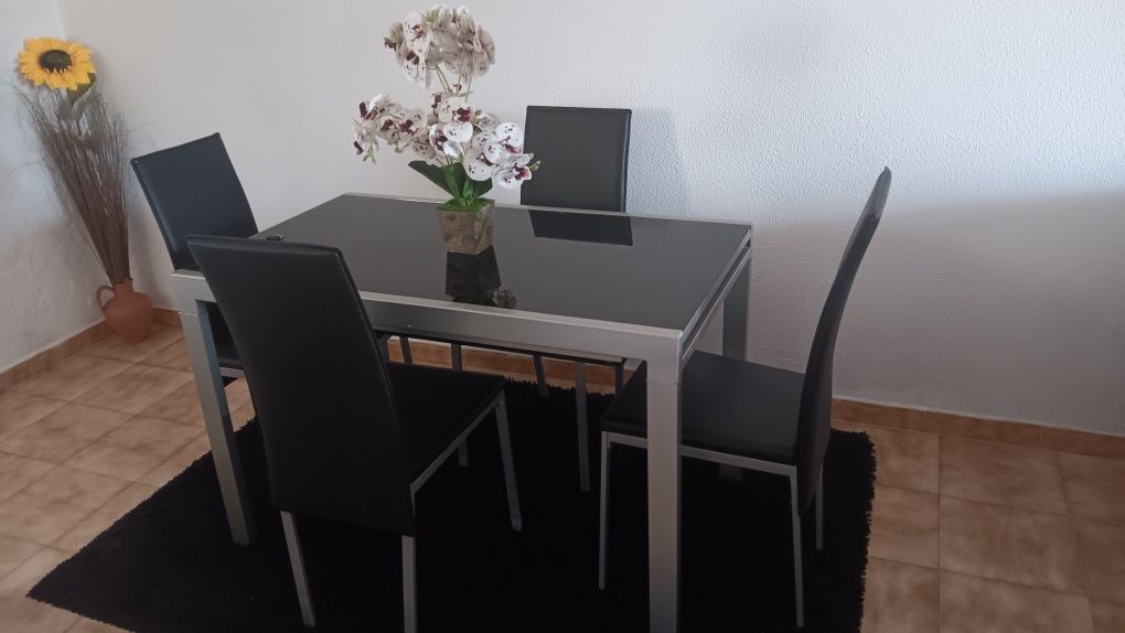 Sofá cama, e mesa com 4 cadeiras