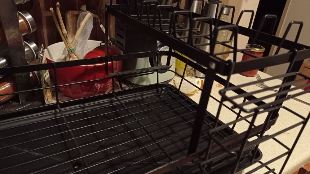 Czarna suszarka do naczyń