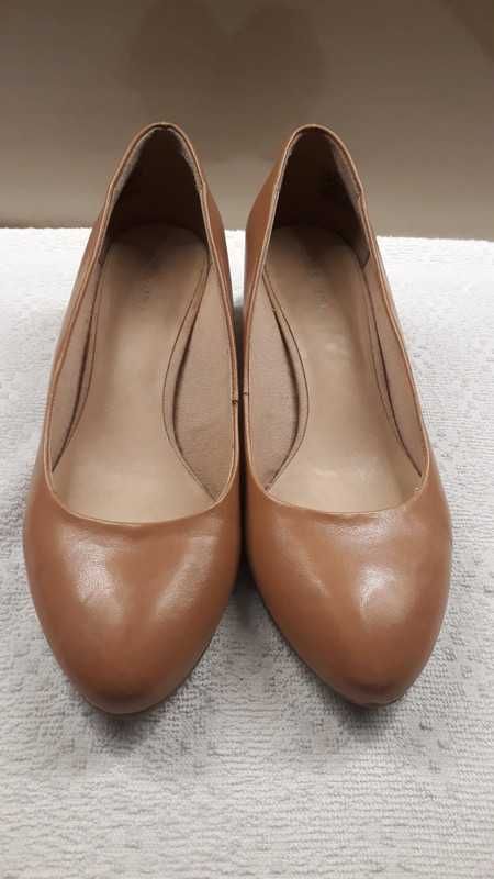 Nowe buty 38 półbuty wiosenne na obcasie skórzane jasne brązowe