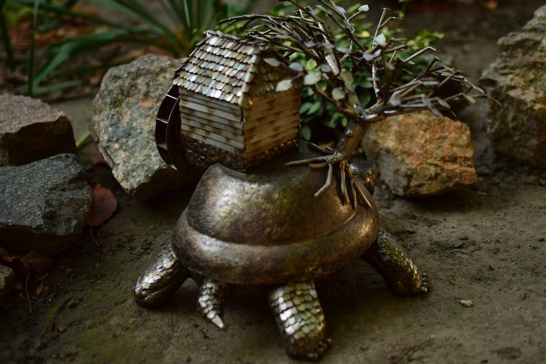 скульптура черепахи с пейзажем на панцире ручной работы из нж стали