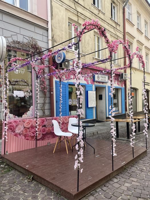 Pergola ogrodek kwiaty podest