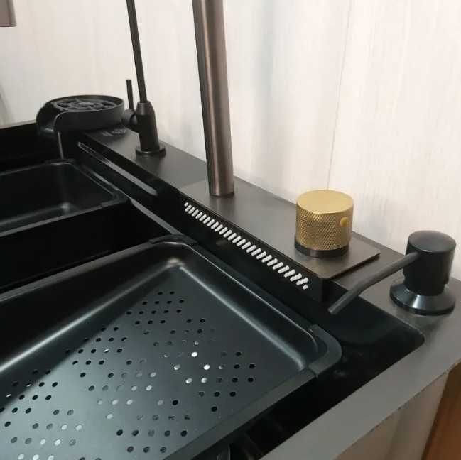 Кухонна раковина з нержавіючої сталі