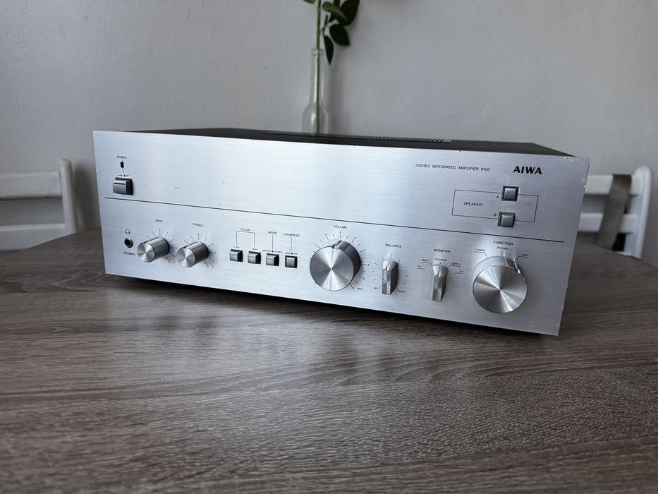 AIWA stereo integrated amplifier  8100
