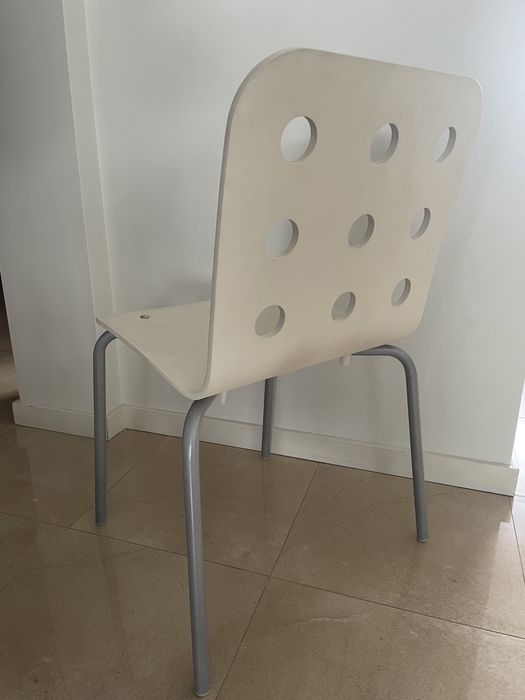 Krzesło Ikea w kolorze białym.