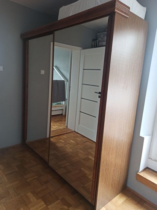 Pojemna szafa z dużymi lustrami