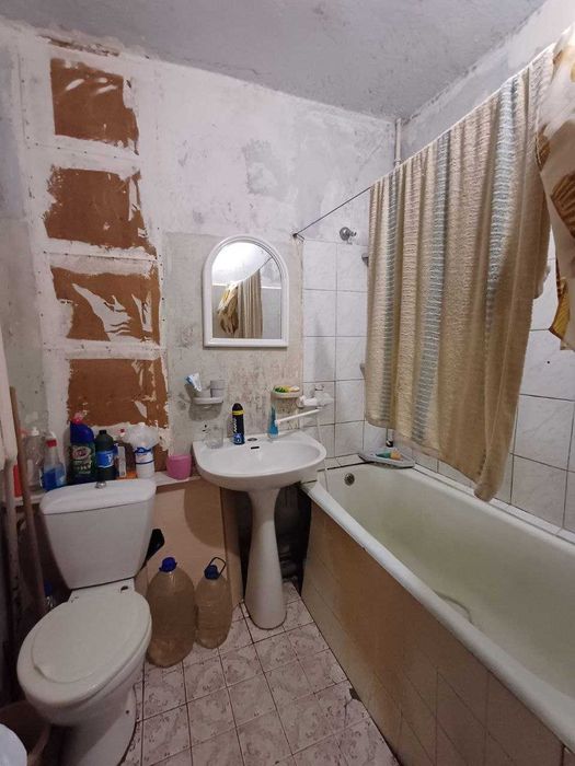 продам 2 к\к вул Ігоря Бедзая,3\9 цегла,вікна на 2 стор,велика лоджа