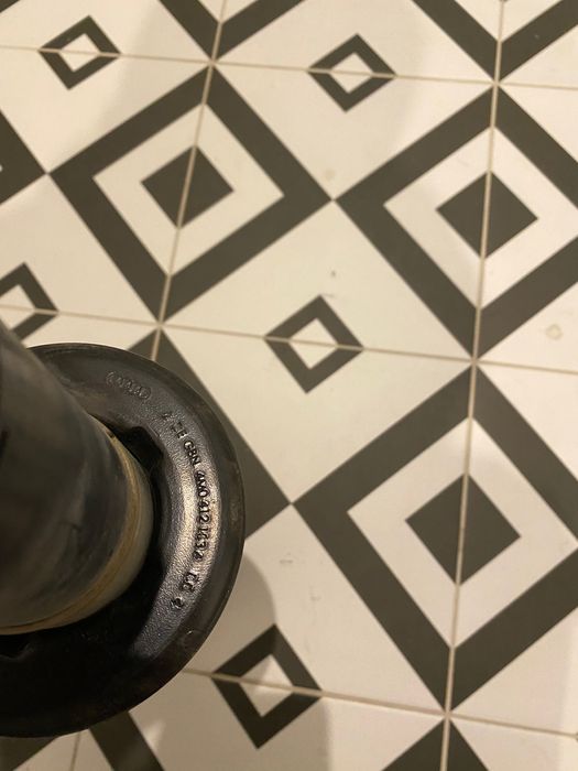 Амортизатор  передній лівий audi a4 b9 8w0413031aa оригінал