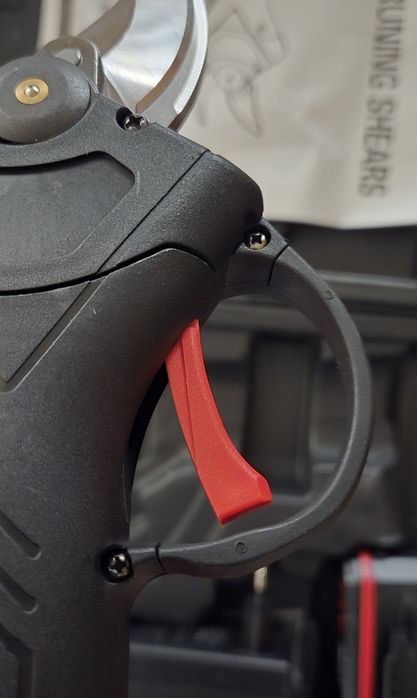 Tesoura de Poda Eléctrica Nova com 3x Baterias, 2 x de 21V e 1 x 48V.