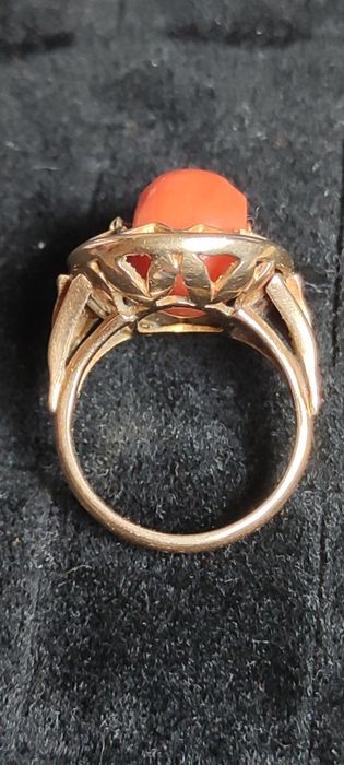 Złoty przedwojenny pierścionek z koralem